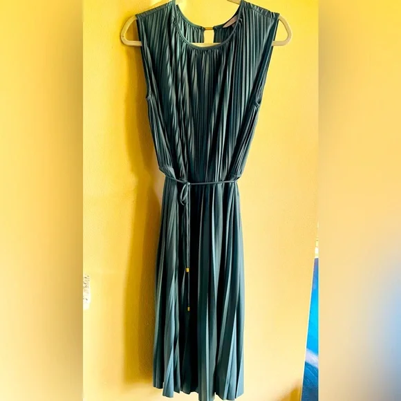 green emerald velvet dress Shop Banana Republic Clothing and Dresses at SilkRoll. Trade with us! main image 0